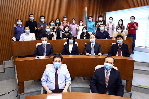 1590032365692099250.jpg r11.jpg